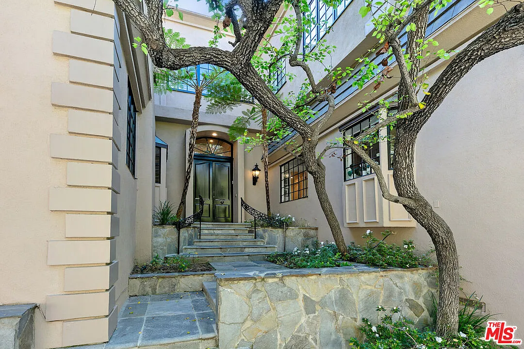 6 bed, 6.5 bath, 7400 sqft, $79,000 — Photo 1