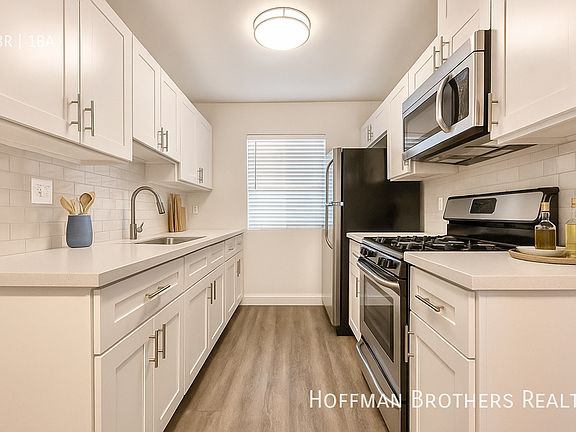 4th image of 5128 De Longpre Ave #5