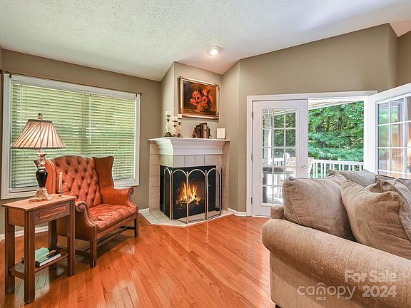 5th image of 304 Laurel Park Pl