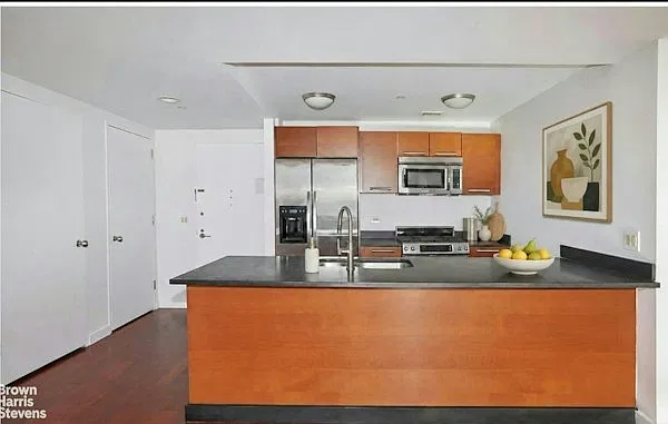 1485 5th Avenue — Photo 2