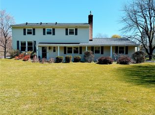 35 Laureldale Dr, Pittsford, NY 14534