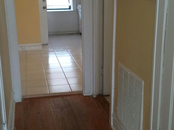 5th image of 938 W Cornelia Ave #2F