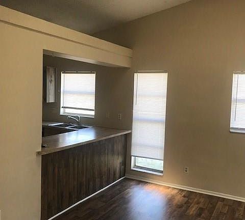 4th image of 1014 Diplomat Pkwy E