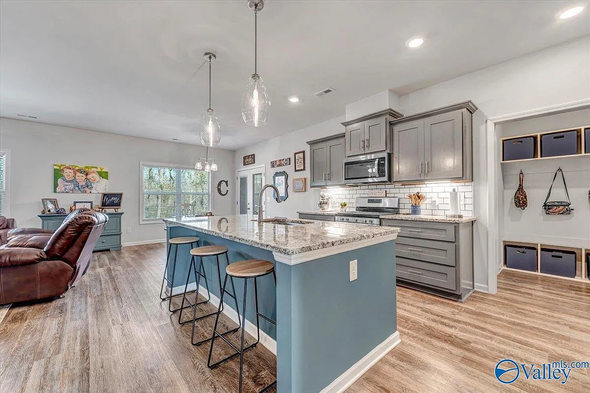 5 bed, 3.0 bath, 2591 sqft, $2,275 — Photo 2