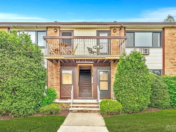 306 Cricket Ln, Woodbridge, NJ 07095