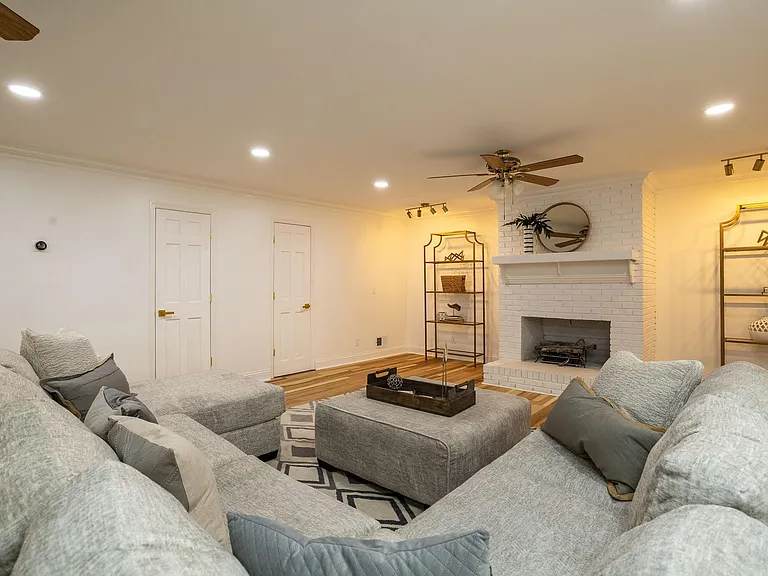 405 Park Lake Cir — Photo 27