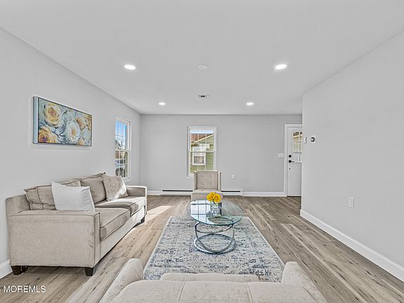 4th image of 47 Buckingham Drive N