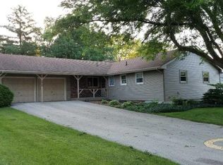 1806 Valley View Dr, Freeport, IL 61032