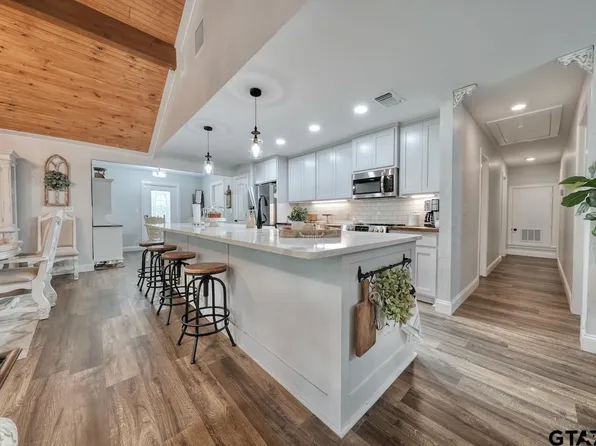 296 Autumn Wood Trl, Holly Lake Ranch, TX 75765