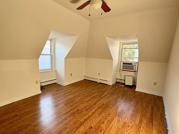 Livingroom w/ceiling fan