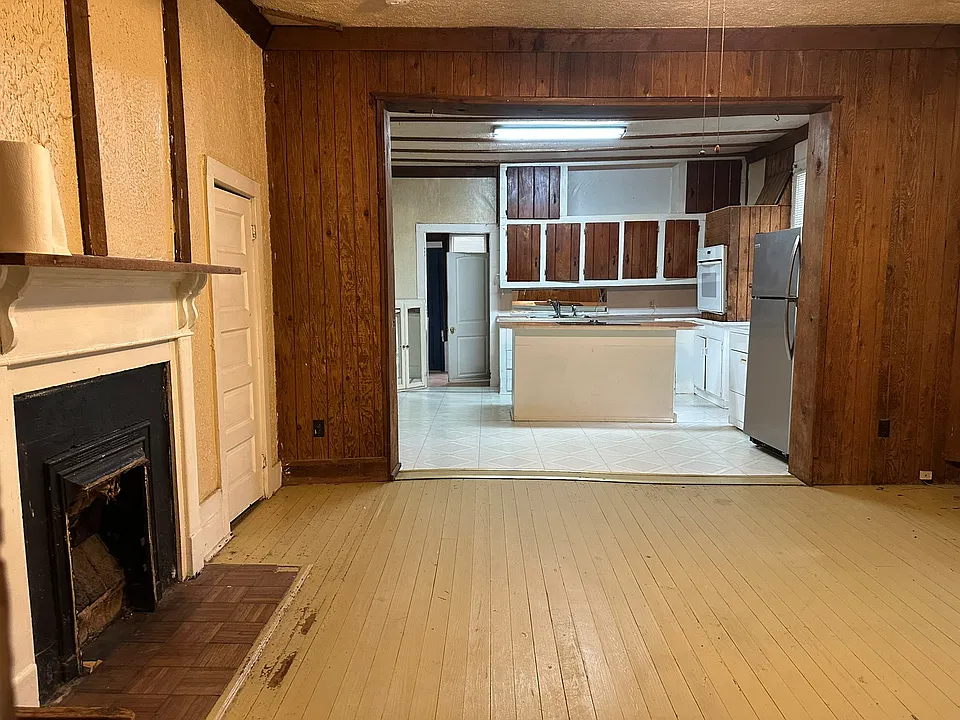 Middle room looking towards kitchen