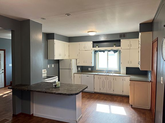 2nd image of 130 Linden St