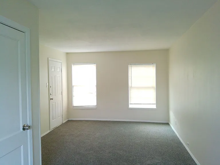 638 Glazebrook St #1 — Photo 4