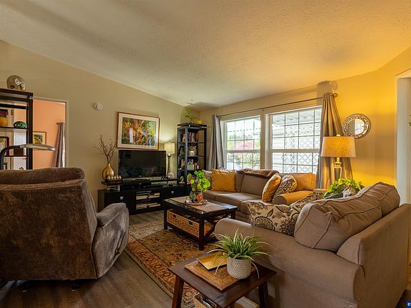 4th image of 277 NE Conifer Blvd Unit 49