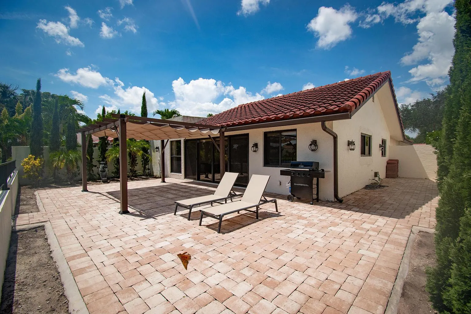 3 bed, 2.5 bath, 2076 sqft, $6,250 — Photo 1