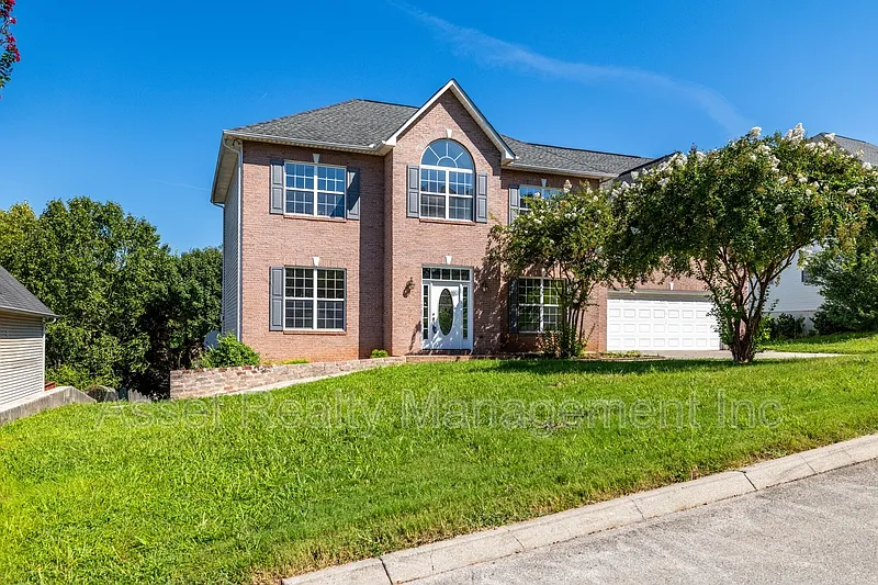 6 bed, 4.5 bath, 5100 sqft, $4,995 — Photo 4