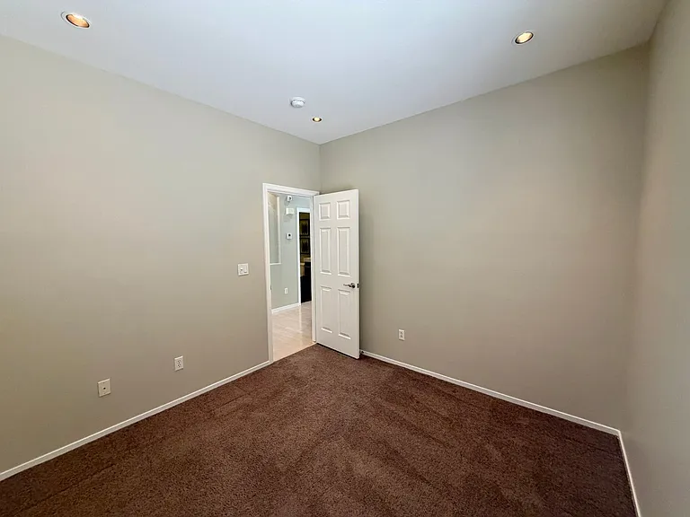 276 Heatherstone St — Photo 35