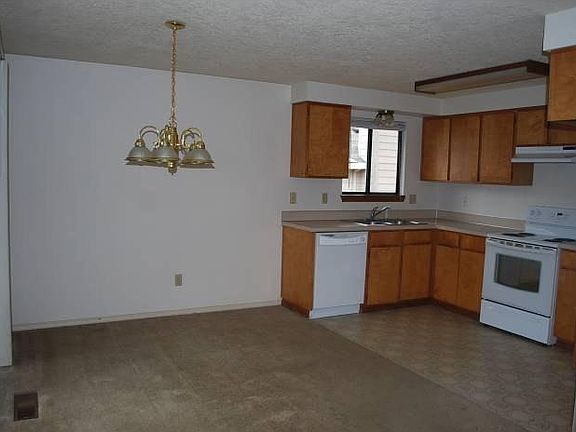 Kitchen/Dining Area