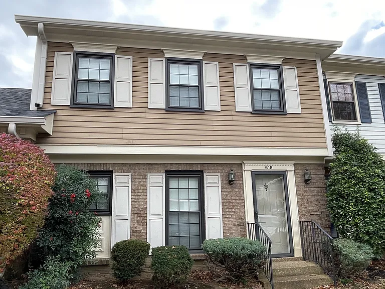 615 Brentwood Point — Photo 1