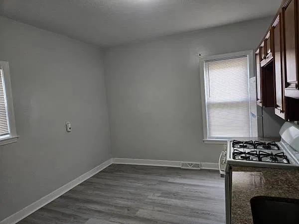 3 bed, 900 sqft, $2,500 — Photo 3