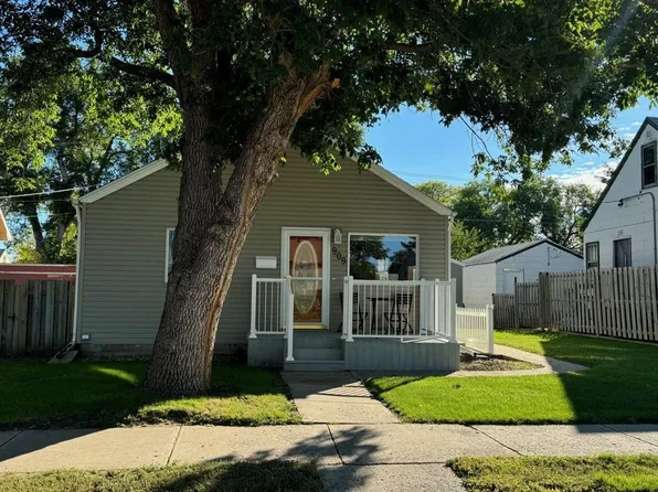 909 5th St SW, Minot, ND 58701