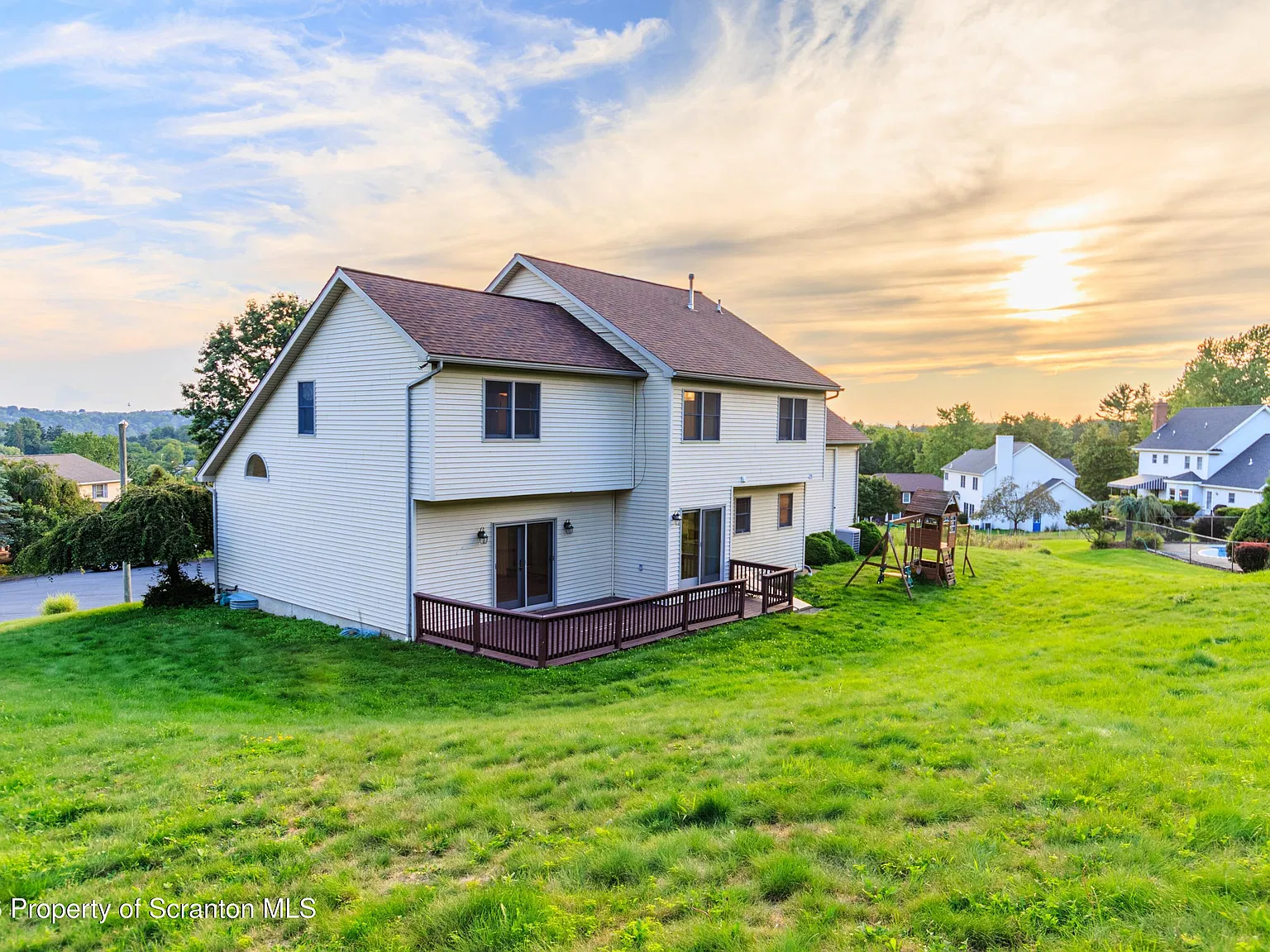 5 bed, 3.5 bath, 4200 sqft, $2,500 — Photo 4