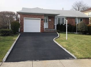 60 Ivy Pl, New Hyde Park, NY 11040
