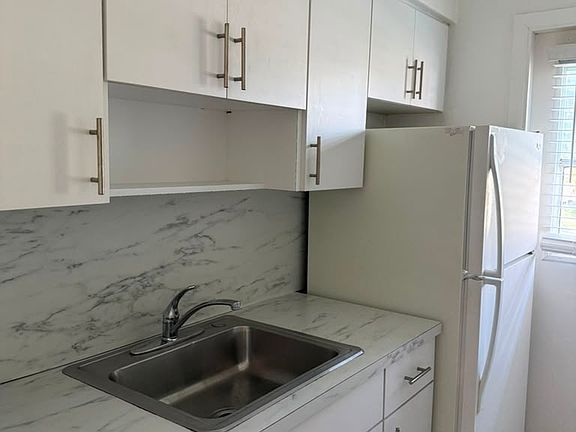 4th image of 101 SE 9th St APT 8