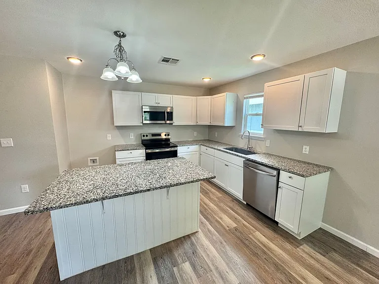 1007 N Quincy Ave — Photo 6