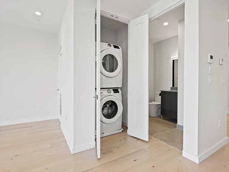 340 W 2nd St #17 — Photo 23
