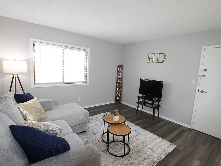 The Warwick of Norfolk. Now leasing updated 1, 2 bedroom apartments and 3 bedroom townhomes! — Photo 7