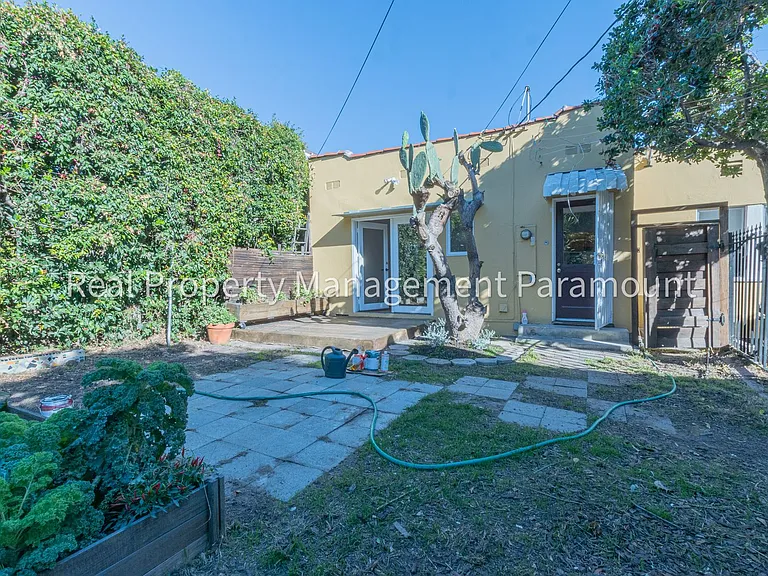1929 N Berendo St — Photo 39