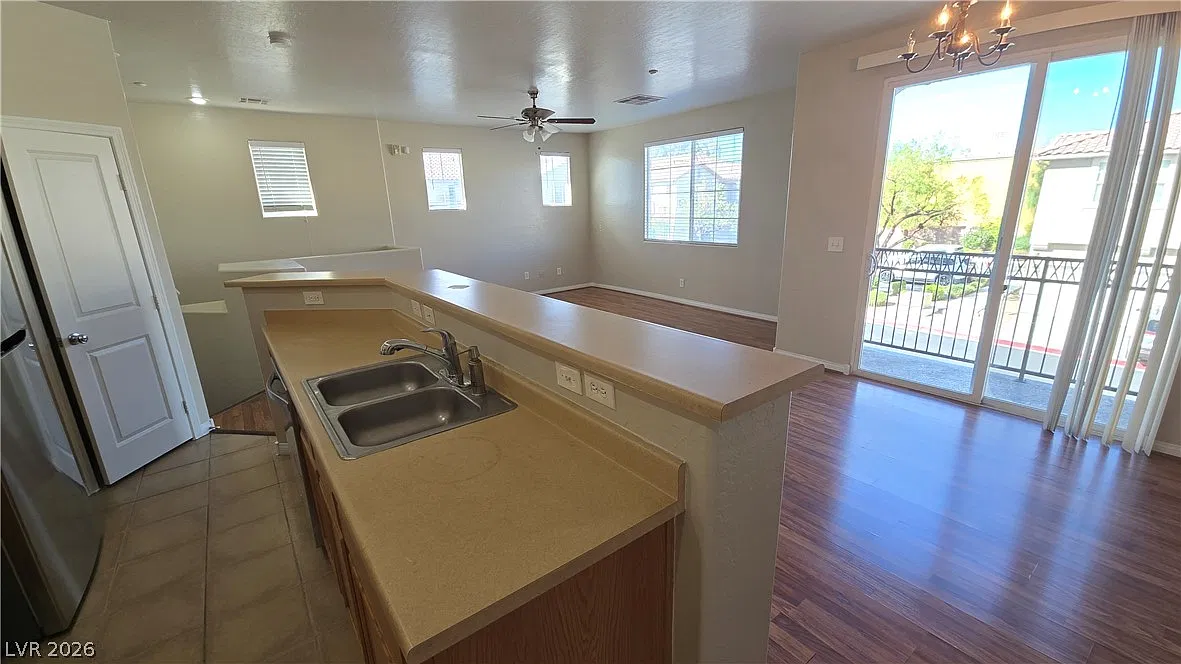 2 bed, 2.0 bath, 1220 sqft, $1,645 — Photo 3