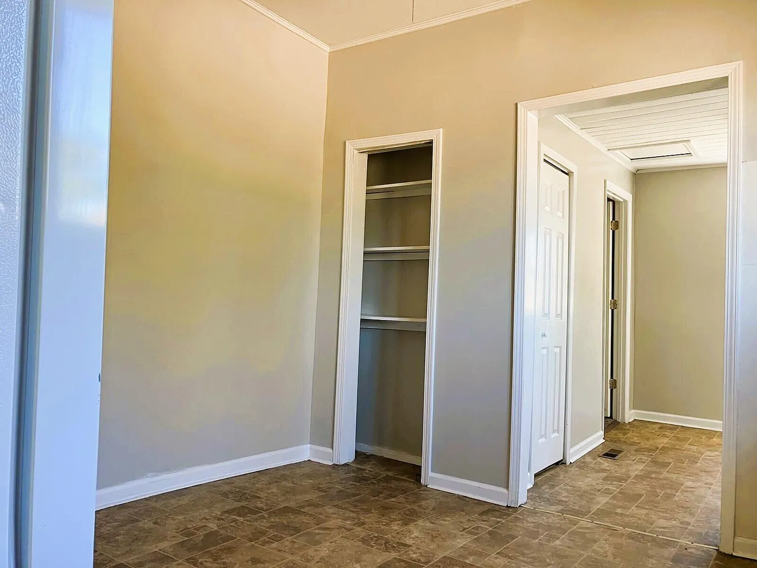 3 bed, 1.0 bath, 1242 sqft, $1,285 — Photo 4