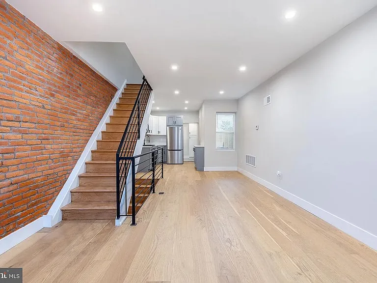 2433 W Seybert St — Photo 8