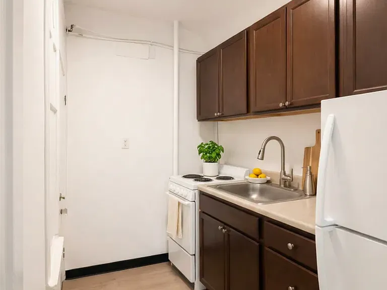 Donaldson Arms Apartments — Photo 10