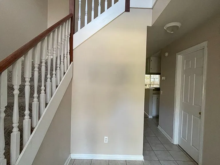 112 Foxchase Ln — Photo 2