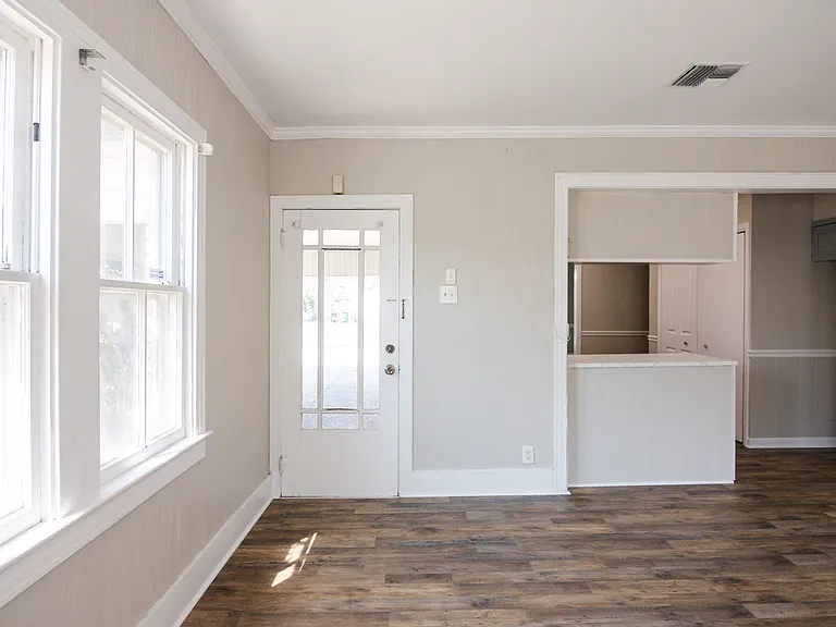 311 S Morgan Ave — Photo 3