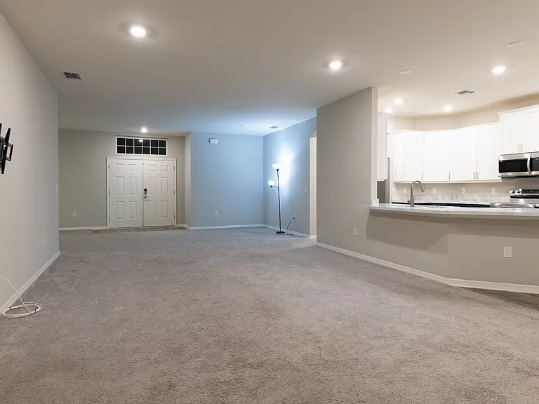1069 Montgomery Ln — Photo 11
