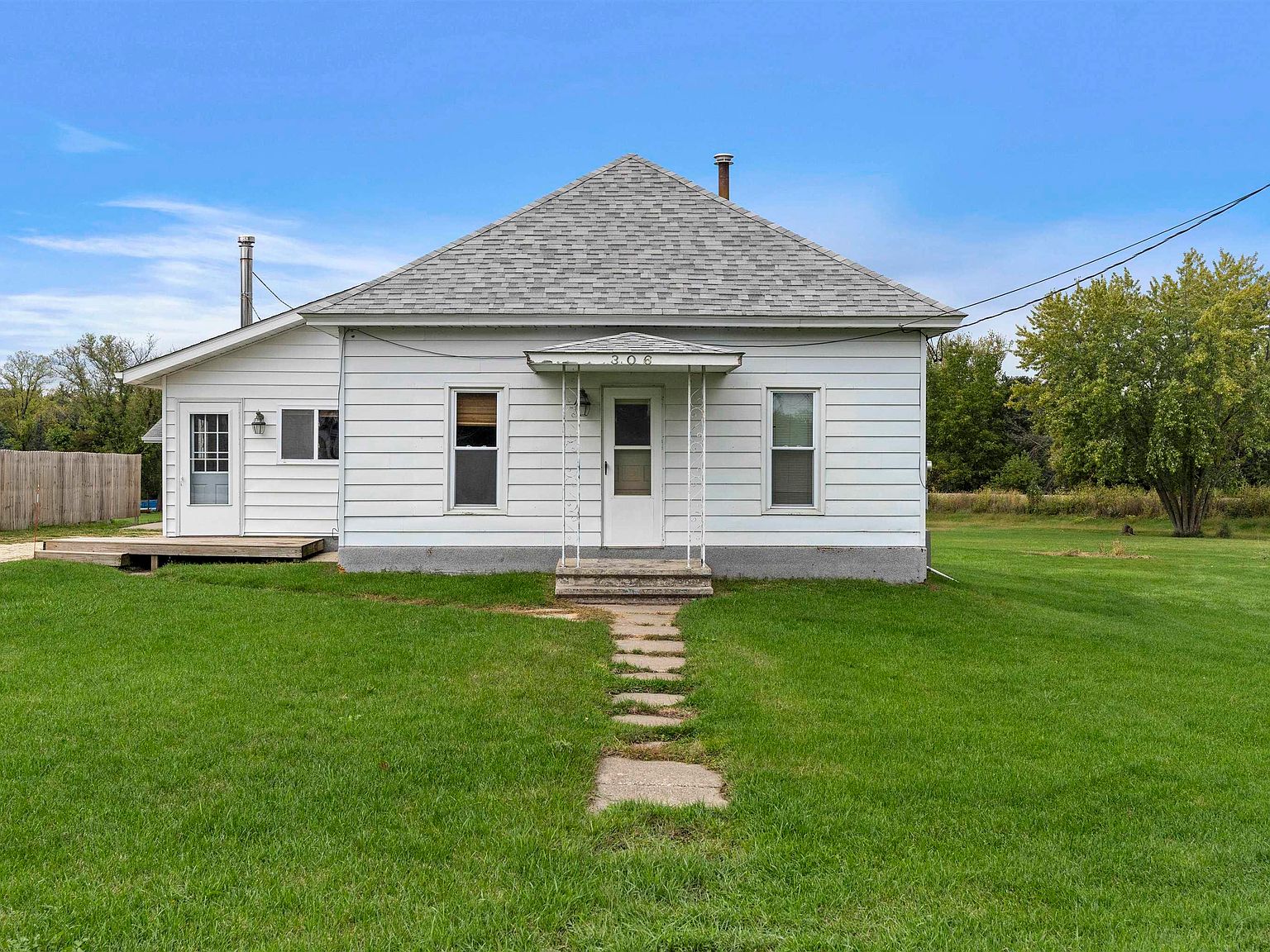 306 S 4th St, Fairbank, IA 50629 | Zillow