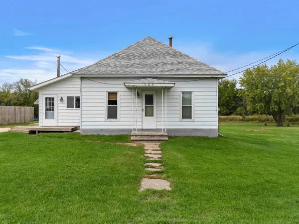 306 S 4th St, Fairbank, IA 50629