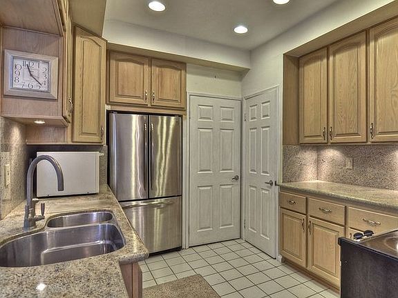Kitchen, W/D, double pantry