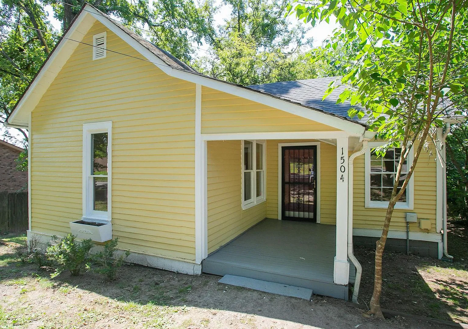East Nash 2 Bed 1 Bath with Yard — Photo 2