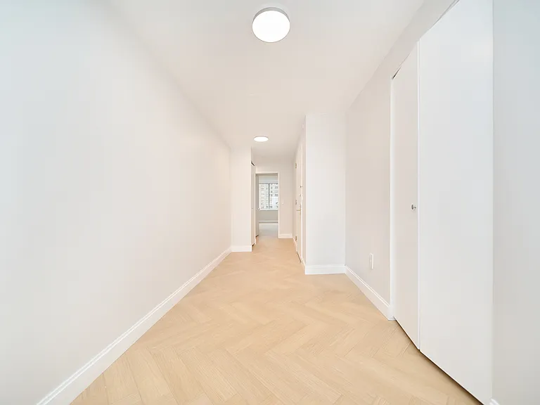 160 Riverside Blvd #25A — Photo 23