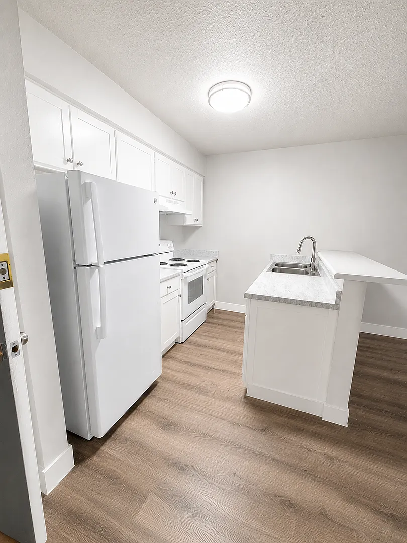 Freshly Remodeled 1-Bedroom |Move-In Special First Month Free! — Photo 4