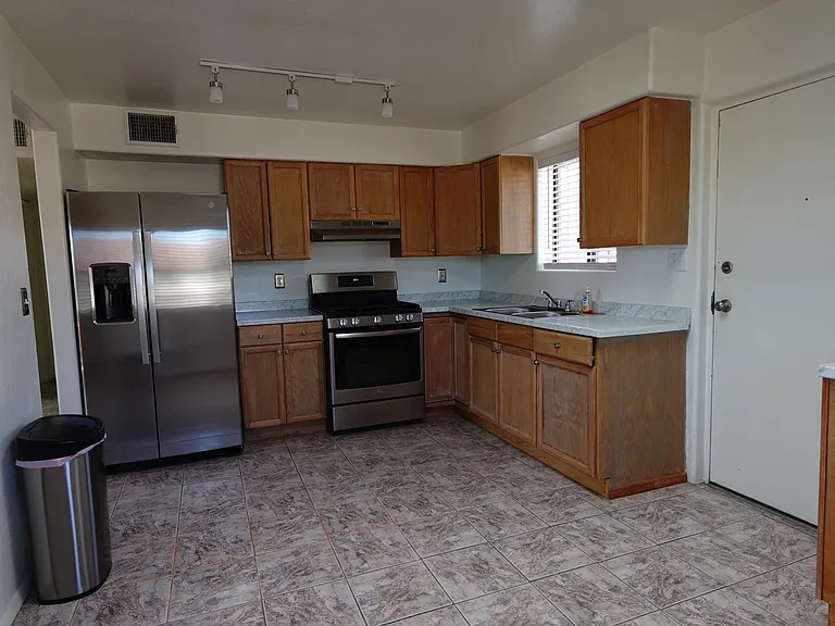 1015 N Columbia Ave — Photo 7