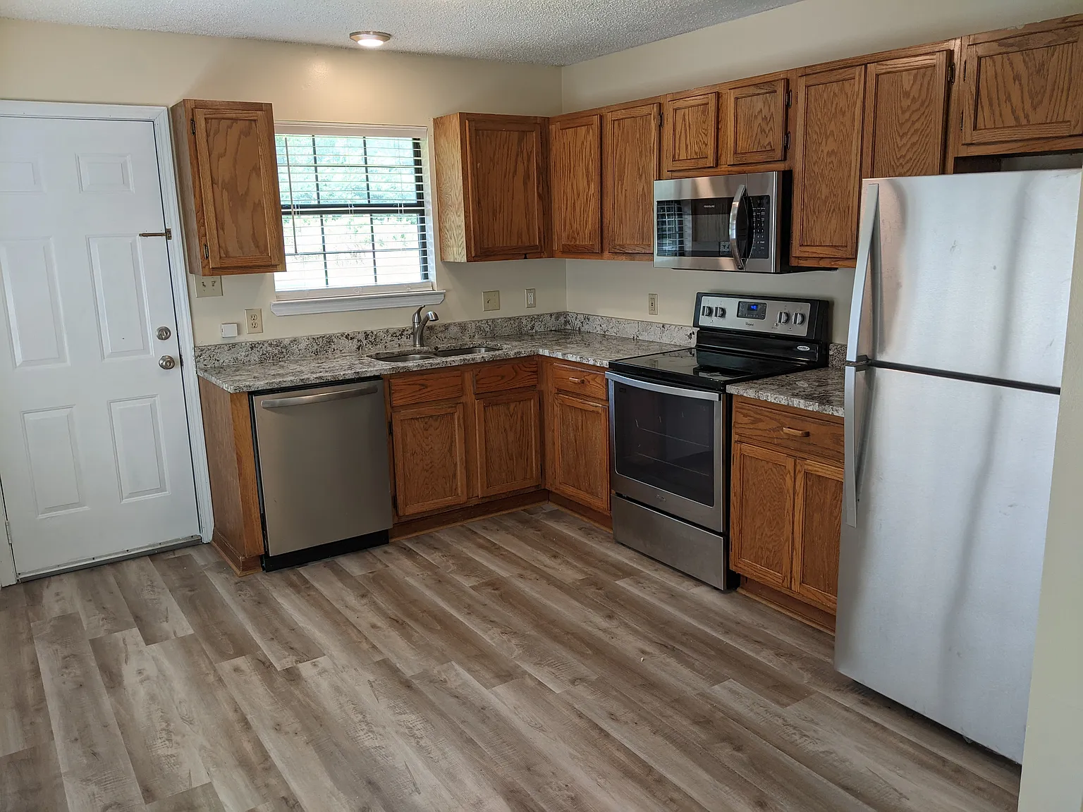 2 bed, 838 sqft, $975 — Photo 2