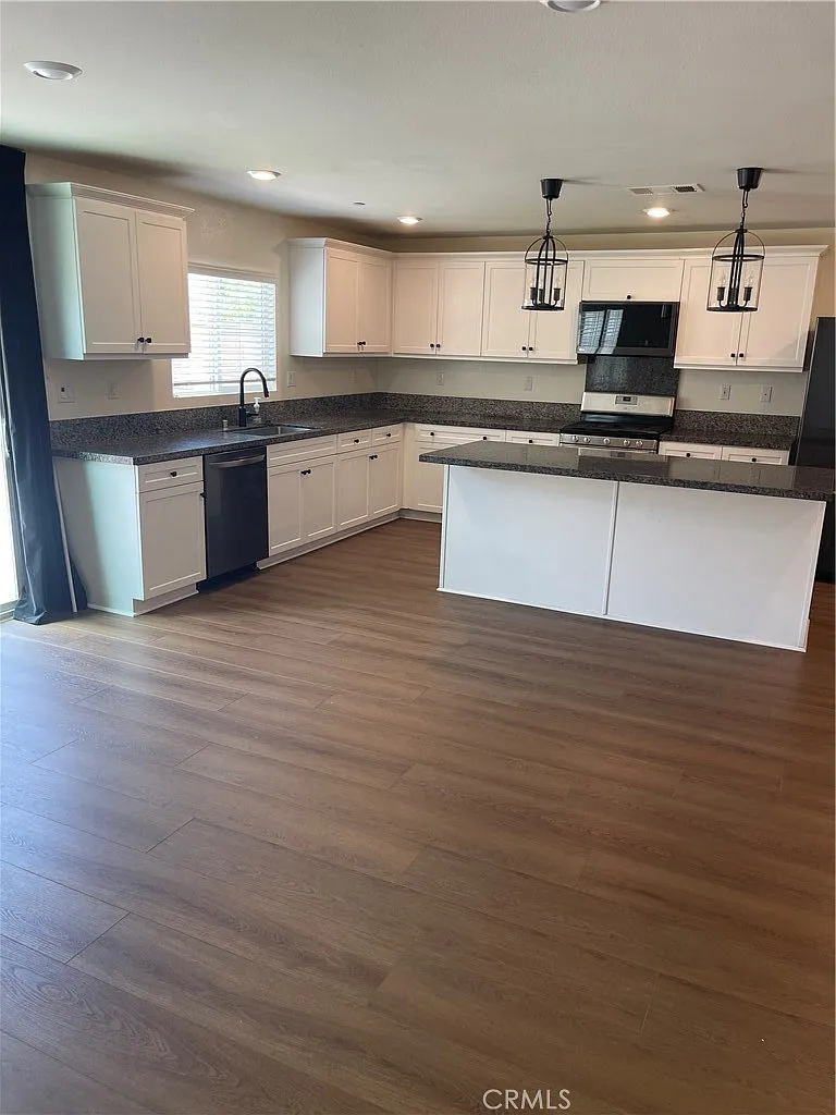 4 bed, 2590 sqft, $3,950 — Photo 4