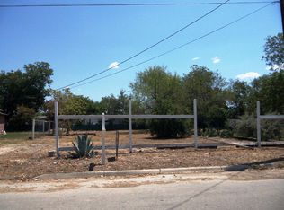 527 Flores St, Uvalde, TX 78801