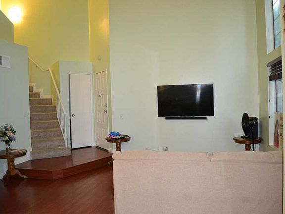 3rd image of 11150 Glenoaks Blvd Unit 285